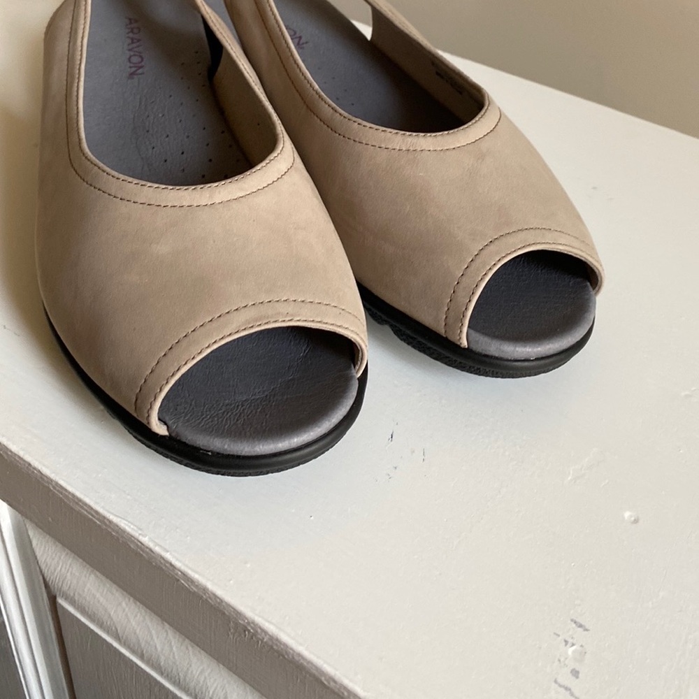 Aragon Josie sling back shoes 8.5 2E. Never worn and in original box